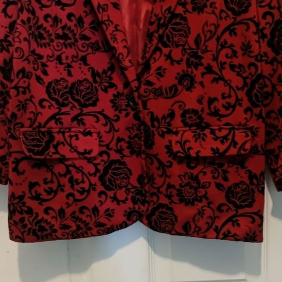 Dressbarn red and black blazer
NWOT
Sz M - Picture 2 of 5